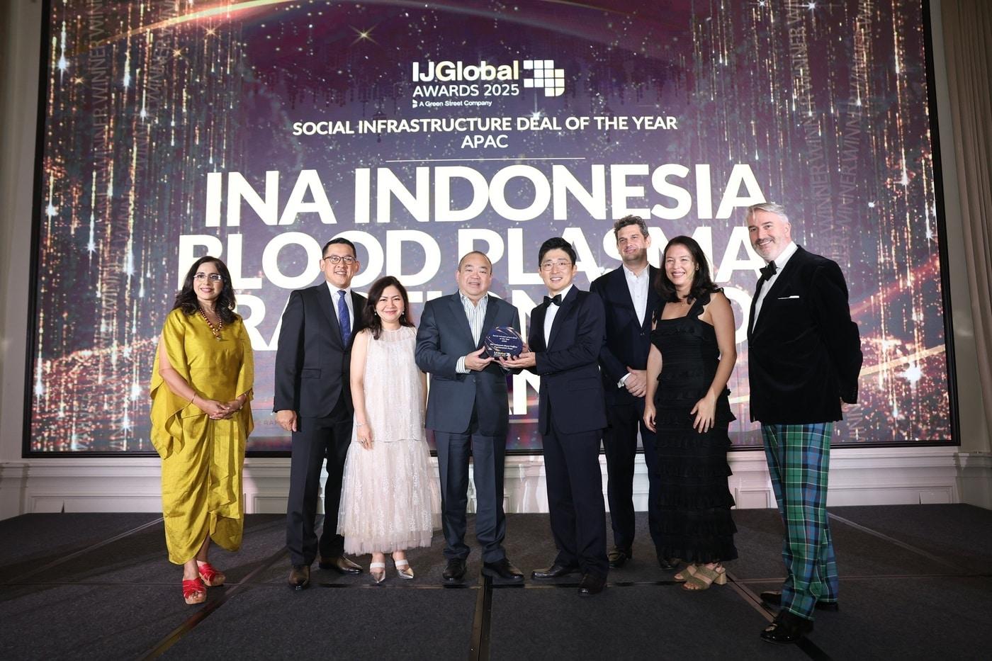 본문 이미지 - 지난 4월 16일 싱가포르 레플스 호텔에서 개최된 IJGlobal Awards 2025 시상식에서 에디 포르완토(Eddy Porwanto) 인도네시아 국부펀드(INA) CEO (왼쪽 네 번째), 노현호 SK플라즈마 인도네시아 법인장(왼쪽 다섯 번째)이 기념촬영을 하고 있다. (SK플라즈마 제공)