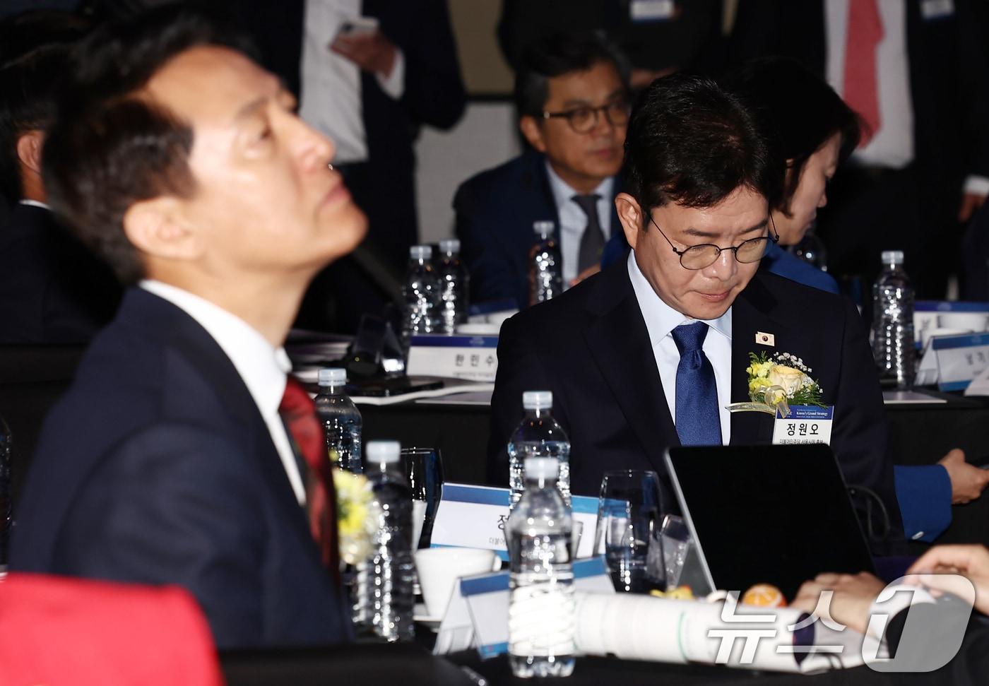 본문 이미지 - 정원오 더불어민주당 서울시장 후보가 7일 서울 여의도 페어몬트 앰배서더 호텔에서 열린 뉴스1 미래포럼에 자리하고 있다. 왼쪽은 오세훈 국민의힘 서울시장 후보. 2026.5.7 ⓒ 뉴스1 김민지 기자