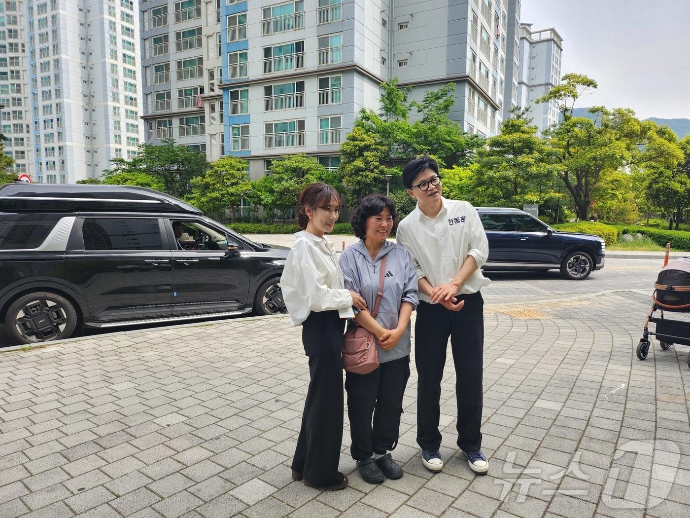 본문 이미지 - 진은정 변호사가 7일 부산 북구 한 아파트에서 남편 한동훈 무소속 후보와 함께 주민과 사진을 찍고 있다. 2026.5.7 ⓒ 뉴스1 장성희 기자
