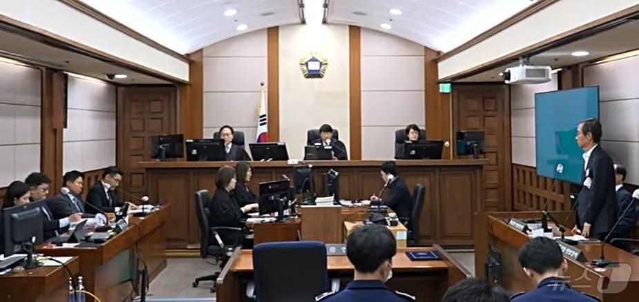 본문 이미지 - 한덕수 전 총리가 7일 오전 서울 서초구 서울고등법원에서 열린 내란우두머리방조 등 2심 선고 공판에서 선고를 받고 있다. 이날 재판부는 징역 15년을 선고했다. (서울고등법원 제공. 재판매 및 DB 금지) 2026.5.7 ⓒ 뉴스1