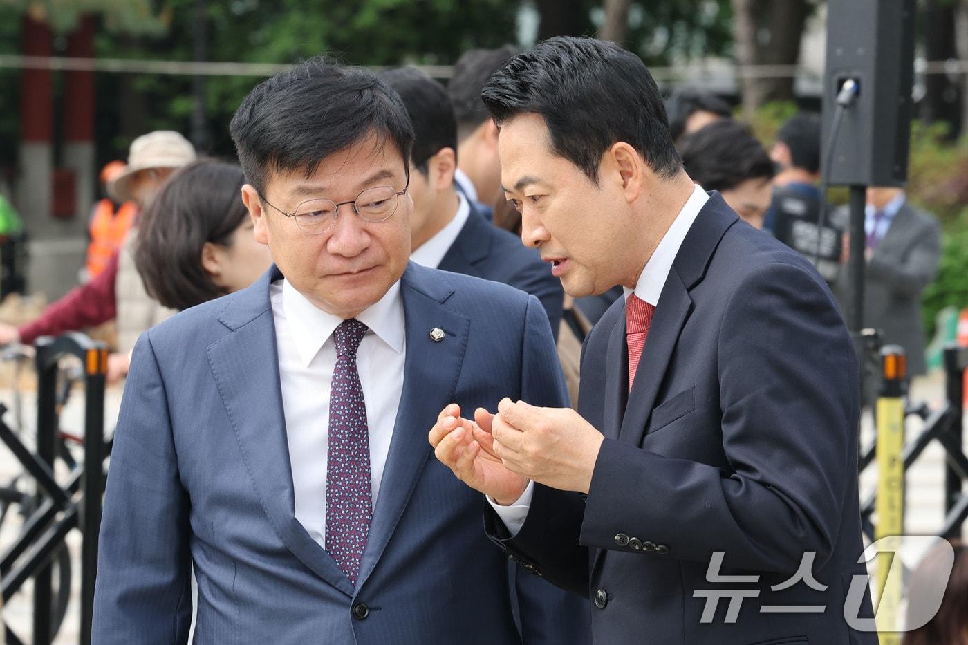 본문 이미지 - 장동혁 국민의힘 대표와 정점식 정책위의장이 지난 7일 오전 서울 종로구 청와대 분수대 앞에서 열린 이재명 대통령 공소취소 특검법 원천무효 현장최고위원회의에서 대화하고 있다. 2026.5.7 ⓒ 뉴스1 이광호 기자