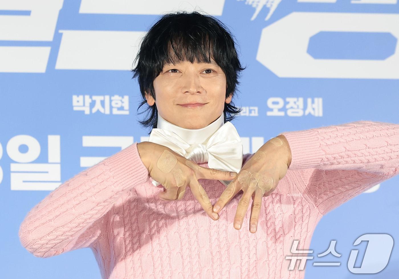 본문 이미지 - 배우 강동원이 7일 서울 광진구 롯데시네마 건대입구에서 열린 영화 '와일드 씽'(감독 손재곤) 제작보고회에서 포즈를 취하고 있다. '와일드 씽'은 한때 가요계를 휩쓸었지만 예기치 못한 사건에 휘말려 하루아침에 해체된 3인조 혼성 댄스 그룹 트라이앵글이 20년 만에 찾아온 재기의 기회를 잡기 위해 무모한 도전을 벌이는 이야기다. 2026.5.7 ⓒ 뉴스1 권현진 기자