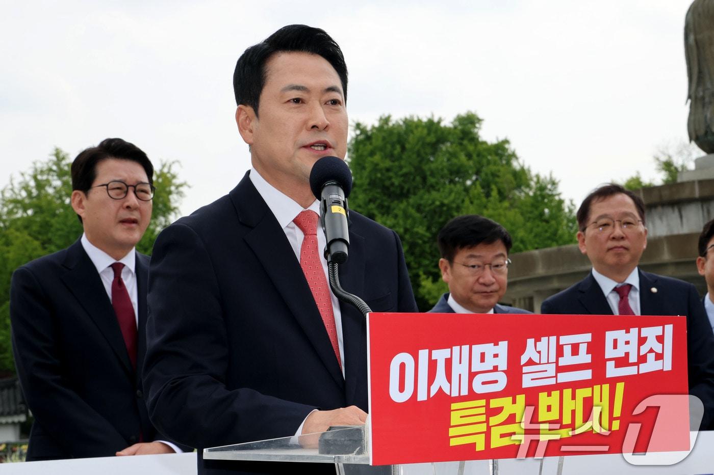 본문 이미지 - 장동혁 국민의힘 대표가 7일 오전 서울 종로구 청와대 분수대 앞에서 열린 이재명 대통령 공소취소 특검법 원천무효 현장최고위원회의에서 발언하고 있다. 2026.5.7 ⓒ 뉴스1 이광호 기자