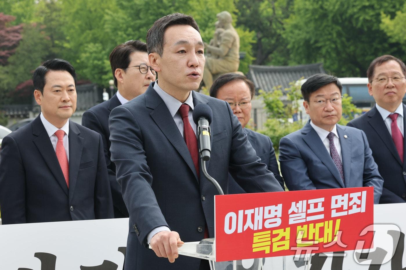 본문 이미지 - 김민수 국민의힘 최고위원이 7일 오전 서울 종로구 청와대 분수대 앞에서 열린 이재명 대통령 공소취소 특검법 원천무효 현장최고위원회의에서 발언하고 있다. 2026.5.7 ⓒ 뉴스1 이광호 기자