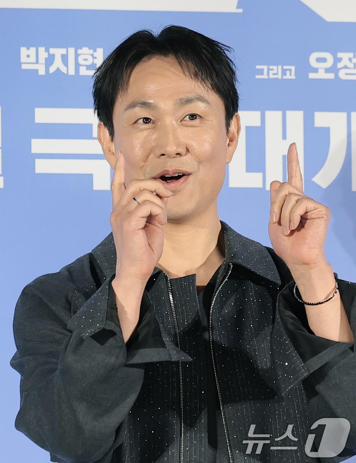 본문 이미지 - 배우 오정세가 7일 서울 광진구 롯데시네마 건대입구에서 열린 영화 '와일드 씽' 제작보고회에서 포즈를 취하고 있다. '와일드 씽'은 한때 가요계를 휩쓸었지만 예기치 못한 사건에 휘말려 하루아침에 해체된 3인조 혼성 댄스 그룹 트라이앵글이 20년 만에 찾아온 재기의 기회를 잡기 위해 무모한 도전을 벌이는 이야기다. 2026.5.7 ⓒ 뉴스1 권현진 기자