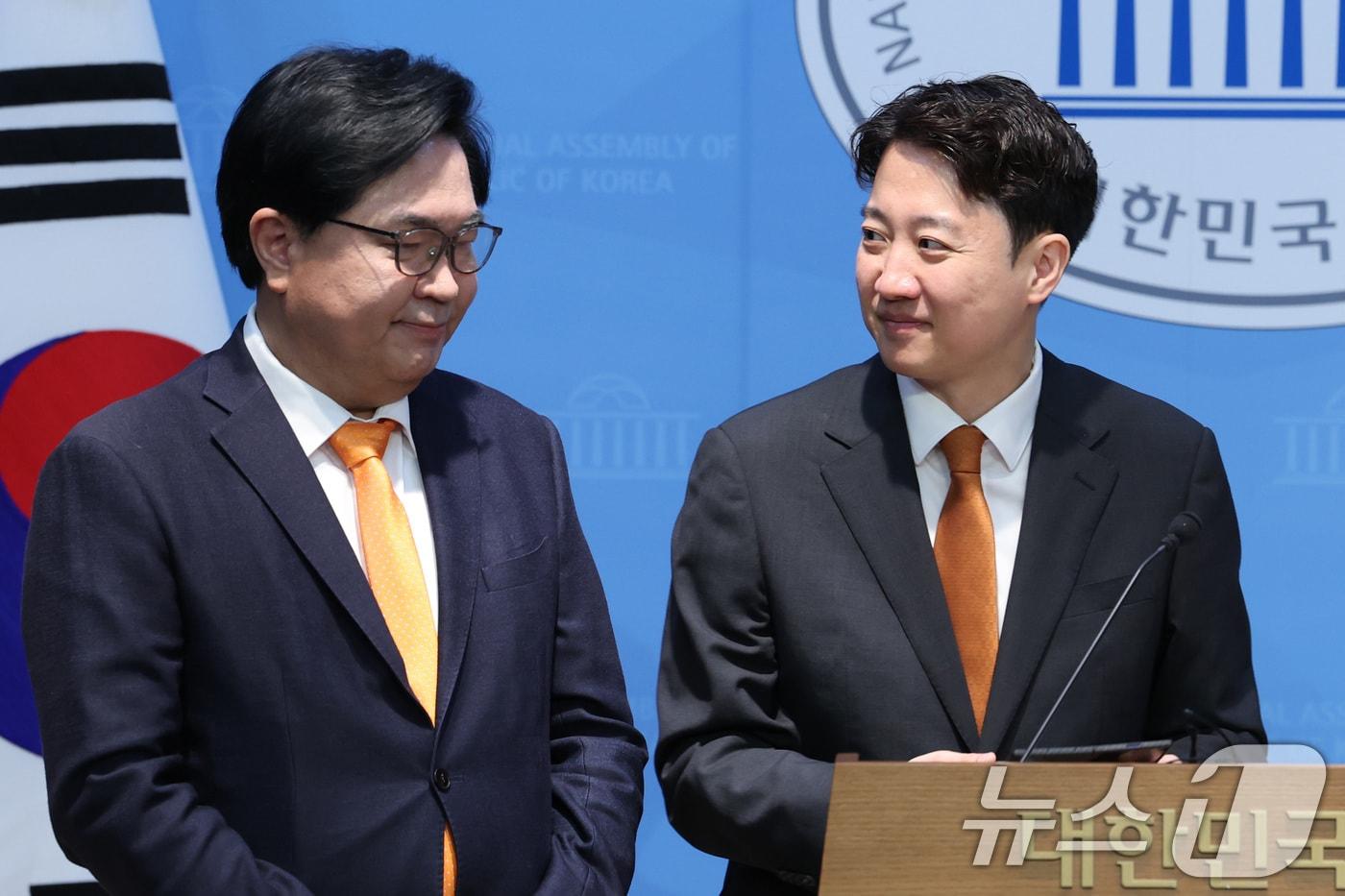 본문 이미지 - 이준석 개혁신당 대표가 7일 서울 여의도 국회 소통관에서 열린 박일하 동작구청장 출마 기자회견에서 박 후보를 소개하고 있다. 2026.5.7 ⓒ 뉴스1 신웅수 기자