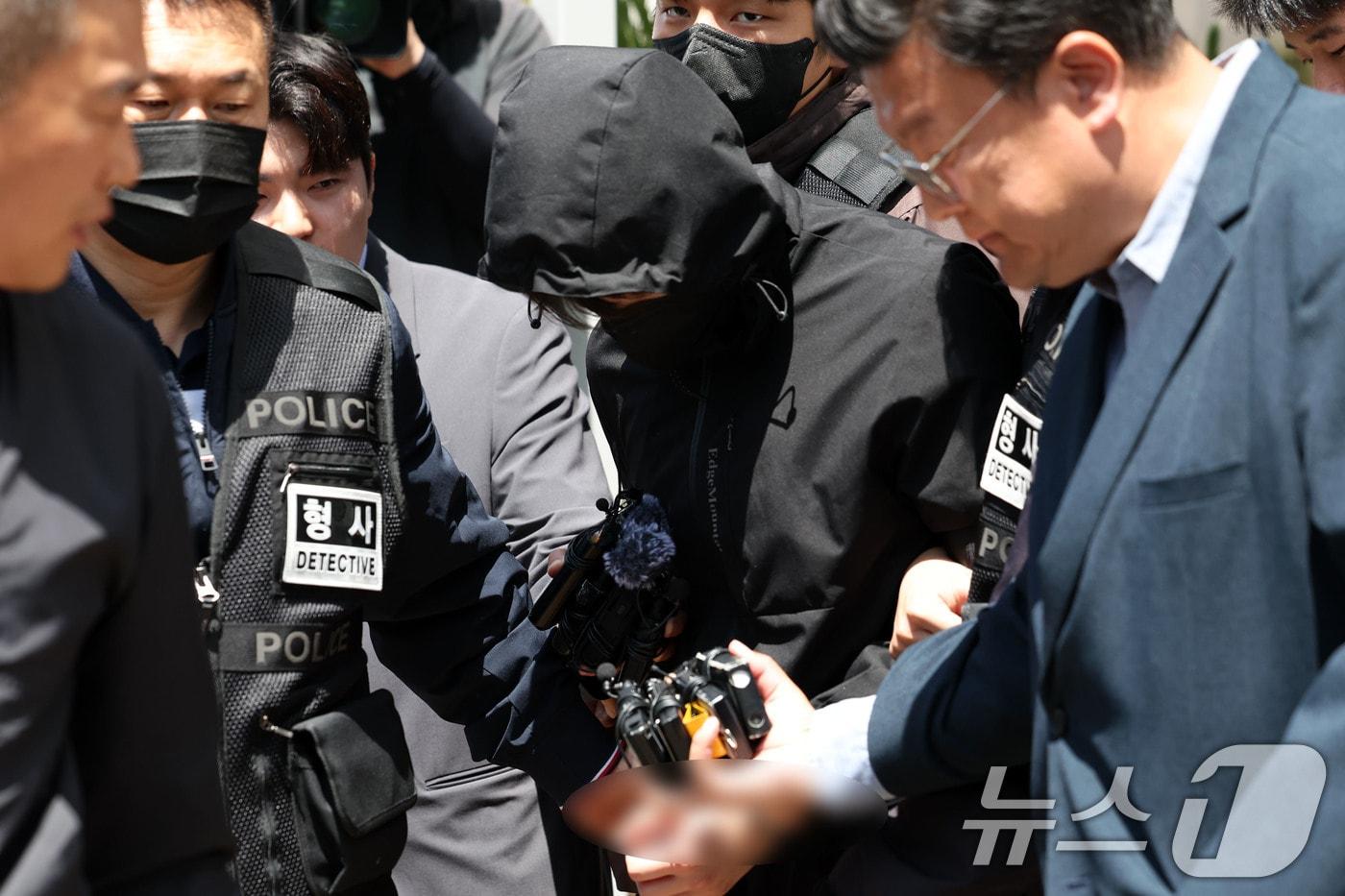 본문 이미지 - 광주 도심에서 일면식 없는 여고생을 살해한 장 모 씨(24)가 7일 구속 전 피의자 심문(영장실질심사)을 받고 광주지방법원을 빠져 나오고 있다. 2026.5.7 ⓒ 뉴스1 이승현 기자