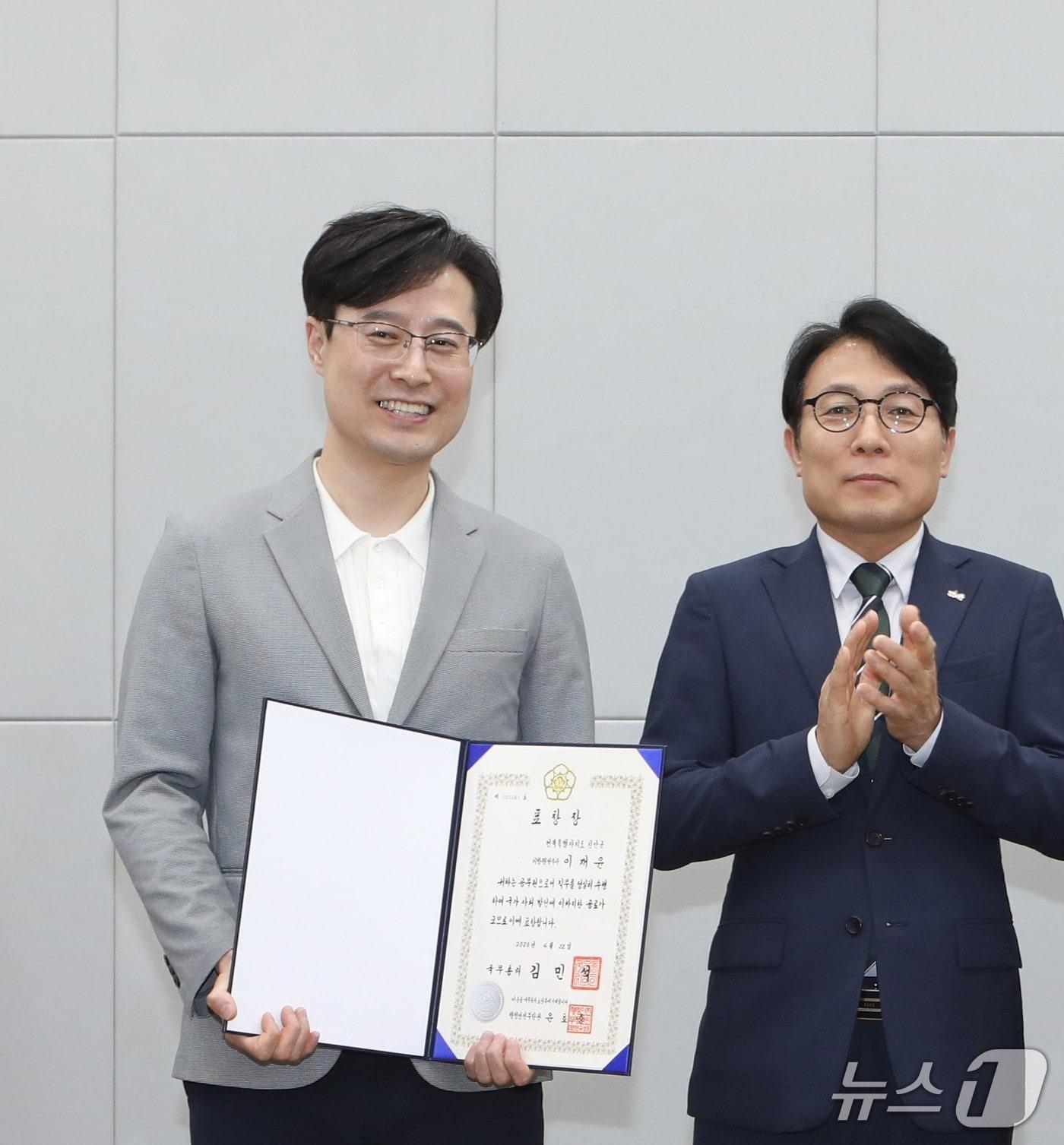 본문 이미지 - 7일 이재윤 전북 진안군 홍보팀장이 행정안전부가 주관한 '2025년 지방규제개혁 유공' 평가에서 국무총리 표창을 수상했다.(진안군제공, 재판매 및 DB제공)2026.5.7/뉴스1