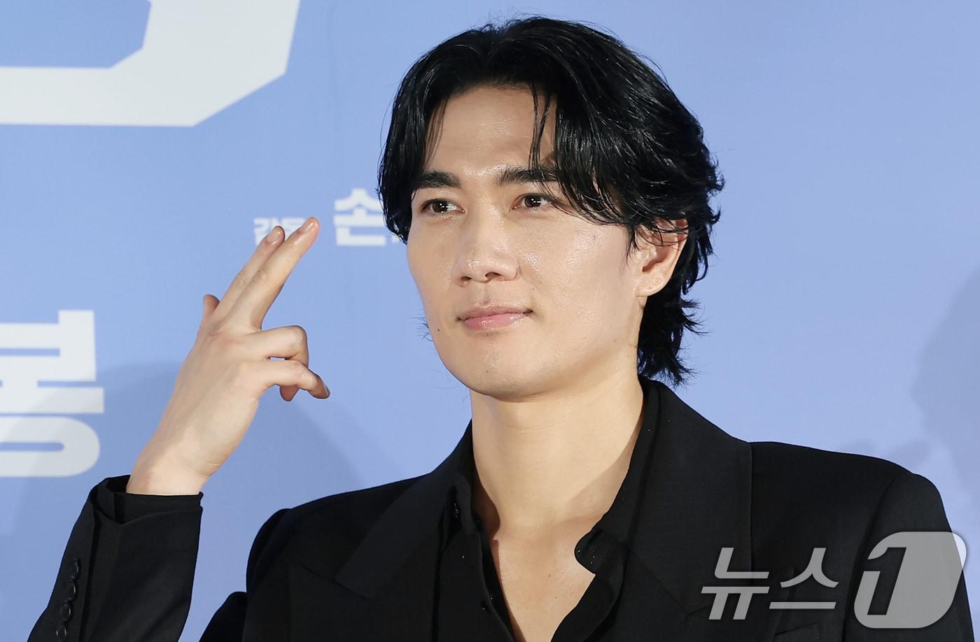 본문 이미지 - 배우 엄태구가 7일 서울 광진구 롯데시네마 건대입구에서 열린 영화 '와일드 씽'(감독 손재곤) 제작보고회에서 포즈를 취하고 있다. '와일드 씽'은 한때 가요계를 휩쓸었지만 예기치 못한 사건에 휘말려 하루아침에 해체된 3인조 혼성 댄스 그룹 트라이앵글이 20년 만에 찾아온 재기의 기회를 잡기 위해 무모한 도전을 벌이는 이야기다. 2026.5.7 ⓒ 뉴스1 권현진 기자