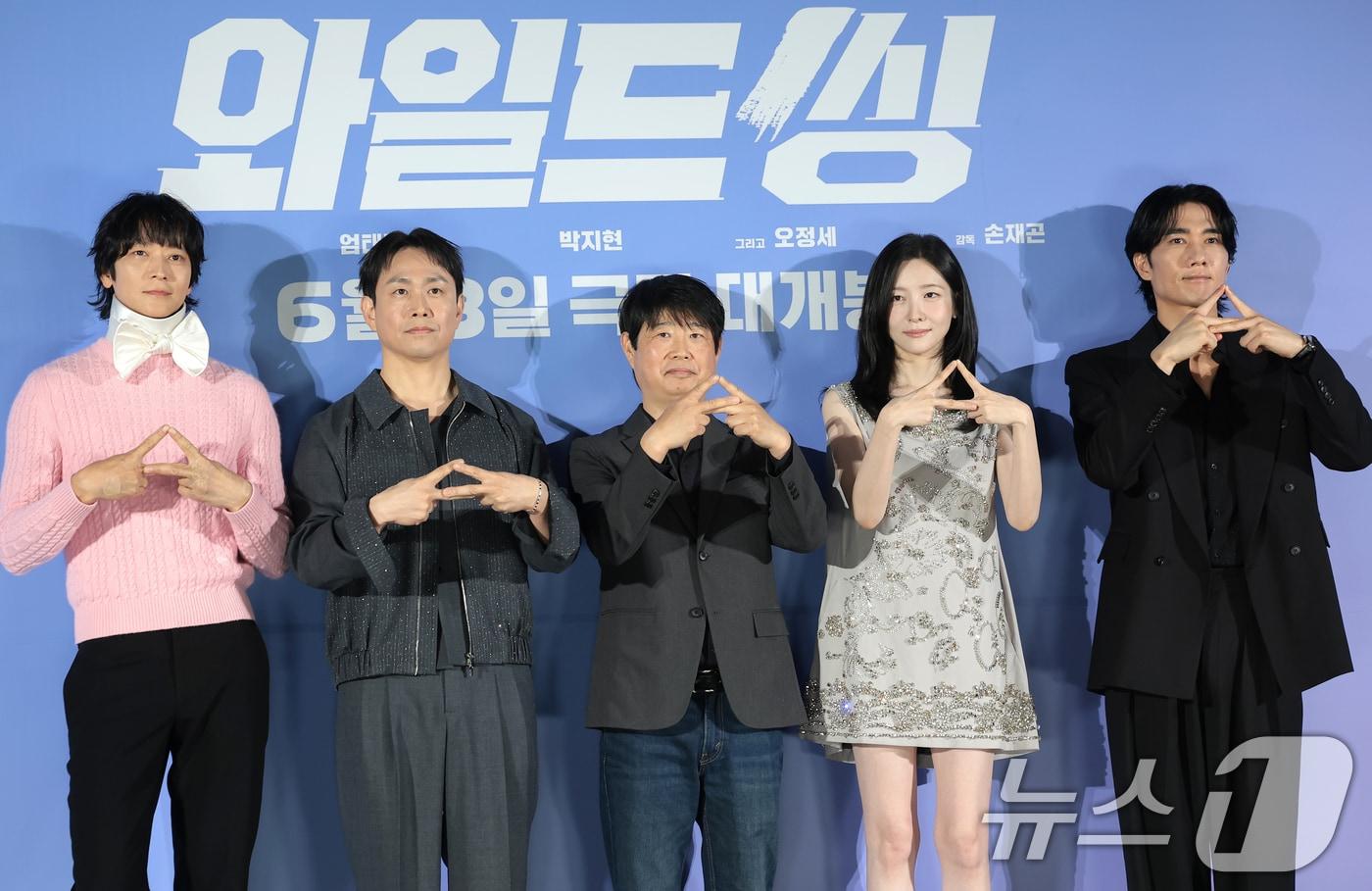 본문 이미지 - 배우 강동원(왼쪽부터)과 오정세, 손재곤 감독, 박지현, 엄태구가 7일 서울 광진구 롯데시네마 건대입구에서 열린 영화 '와일드 씽' 제작보고회에서 포즈를 취하고 있다. '와일드 씽'은 한때 가요계를 휩쓸었지만 예기치 못한 사건에 휘말려 하루아침에 해체된 3인조 혼성 댄스 그룹 트라이앵글이 20년 만에 찾아온 재기의 기회를 잡기 위해 무모한 도전을 벌이는 이야기다. 2026.5.7 ⓒ 뉴스1 권현진 기자