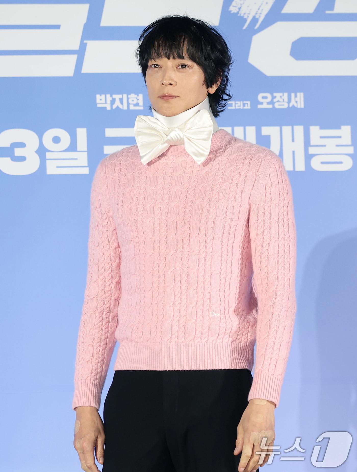 본문 이미지 - 배우 강동원이 7일 서울 광진구 롯데시네마 건대입구에서 열린 영화 '와일드 씽' 제작보고회에서 포즈를 취하고 있다. '와일드 씽'은 한때 가요계를 휩쓸었지만 예기치 못한 사건에 휘말려 하루아침에 해체된 3인조 혼성 댄스 그룹 트라이앵글이 20년 만에 찾아온 재기의 기회를 잡기 위해 무모한 도전을 벌이는 이야기다. 2026.5.7 ⓒ 뉴스1 권현진 기자