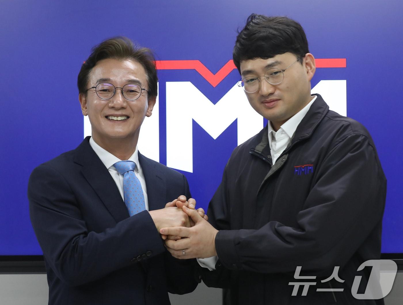 본문 이미지 - 전재수 더불어민주당 부산시장 후보와 전정근 HHM해상노조 위원장이 7일 부산 중구 HMM 해상노조 사무실에서 열린 전재수 후보 선대위원장 수락식에서 손을 맞잡고 있다. 2026.5.7 ⓒ 뉴스1 윤일지 기자