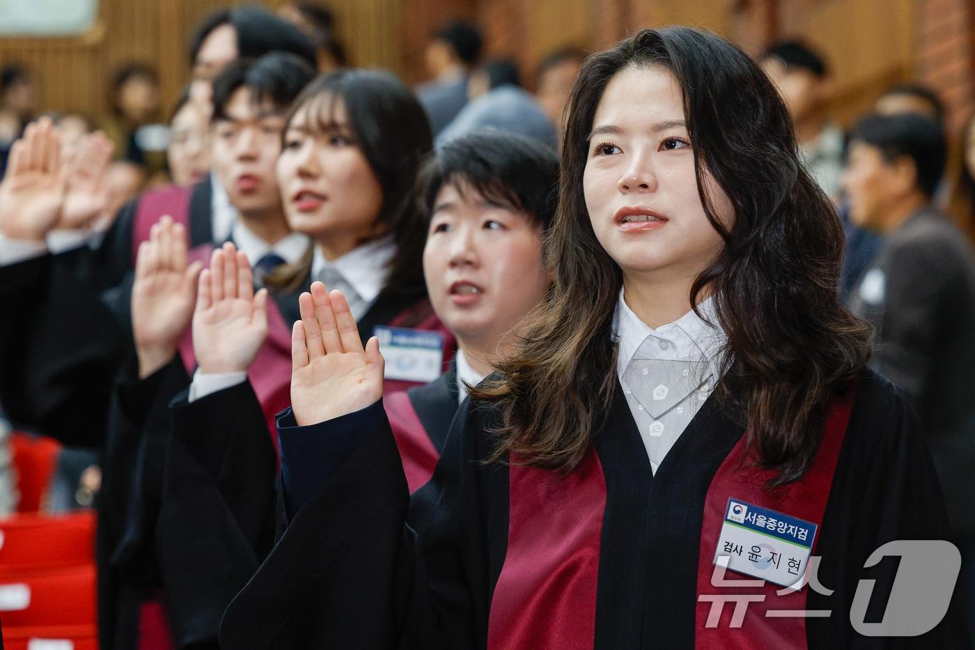 본문 이미지 - 7일 경기 과천시 정부과천청사 법무부에서 열린 2026 신임검사 임관식에서 신임검사들이 선서를 하고 있다. 2026.5.7 ⓒ 뉴스1 안은나 기자