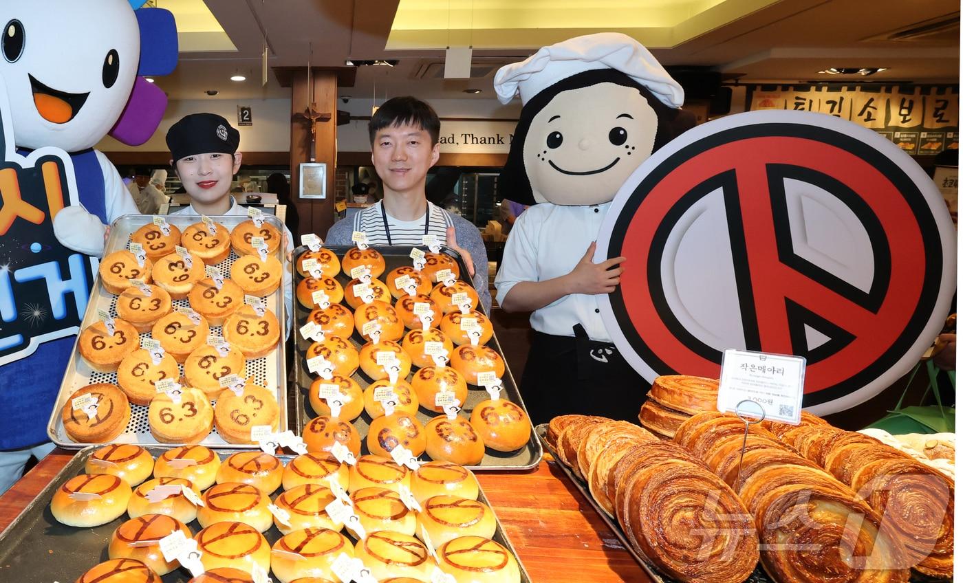 본문 이미지 - 7일 대전 성심당 본점에서 성심당과 대전시선거관리위원회 직원들이 선거빵을 홍보하고 있다. 2026.5.7 ⓒ 뉴스1 김기태 기자