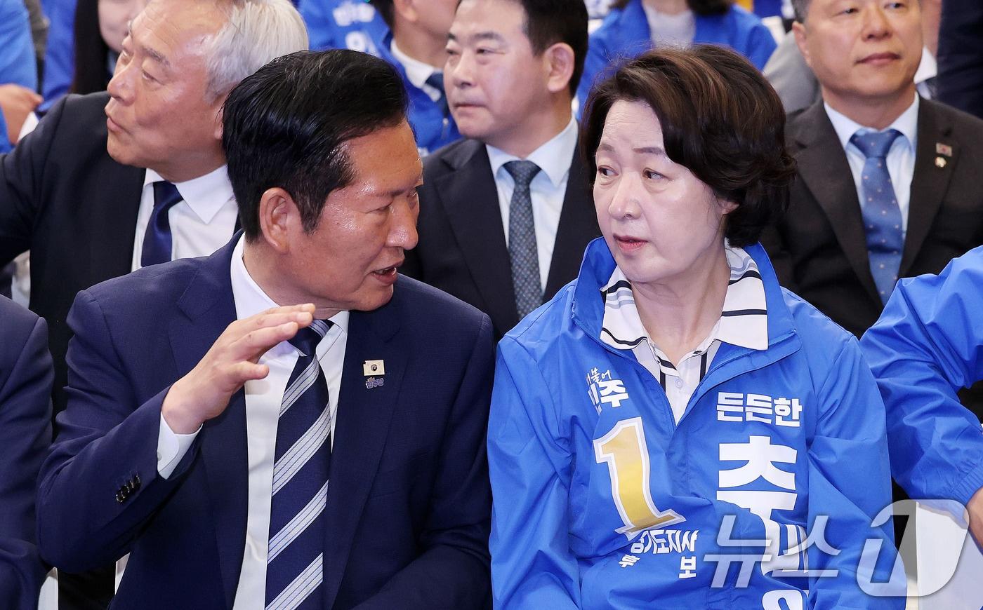본문 이미지 - 정청래 더불어민주당 대표가 지난 5월 7일 경기도 고양시 킨텍스에서 열린 인천·경기·제주 지역 공천자대회에서 추미애 경기도지사 후보와 대화를 나누고 있는 모습. 2026.5.7 ⓒ 뉴스1 박지혜 기자