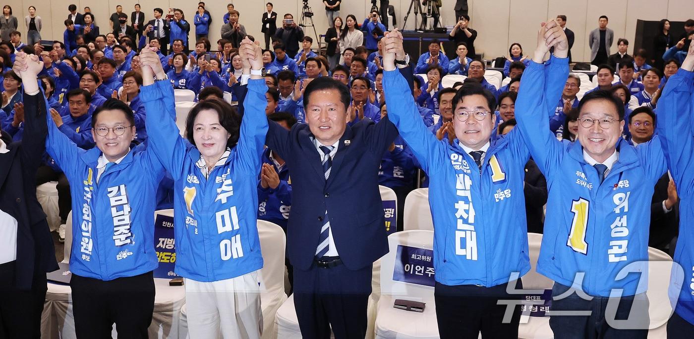 본문 이미지 - 정청래 더불어민주당 대표가 7일 경기도 고양시 킨텍스에서 열린 인천·경기·제주 지역 공천자대회에서 추미애 경기도지사 후보, 박찬대 인천시장 후보, 위성곤 제주도지사 후보를 비롯한 지방선거 공천자들과 기념 촬영을 하고 있다. 2026.5.7 ⓒ 뉴스1 박지혜 기자