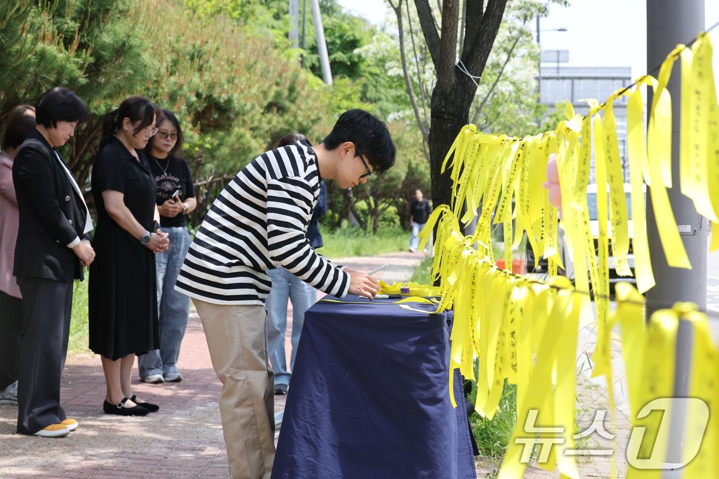 본문 이미지 - 7일 오전 광주 광산구 월계동 남부대 인근 인도에 흉기피습으로 사망한 10대 여학생을 추모하기 위한 시민들의 발걸음이 이어지고 있다. 2026.5.7 ⓒ 뉴스1 박지현 기자