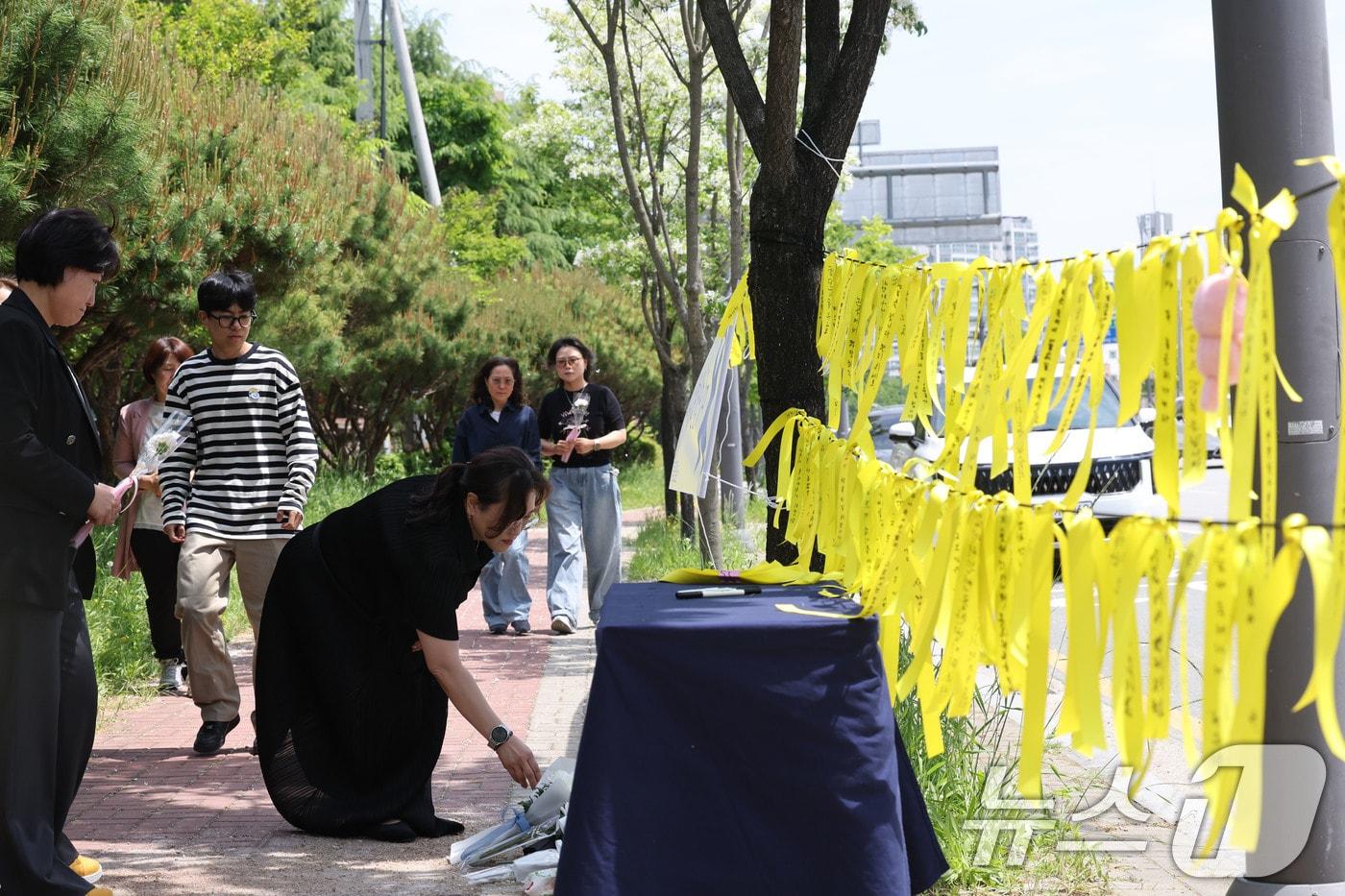 본문 이미지 - 7일 오전 광주 광산구 월계동 남부대 인근 인도에 흉기피습으로 사망한 10대 여학생을 추모하기 위한 시민들의 발걸음이 이어지고 있다. 2026.5.7 ⓒ 뉴스1 박지현 기자