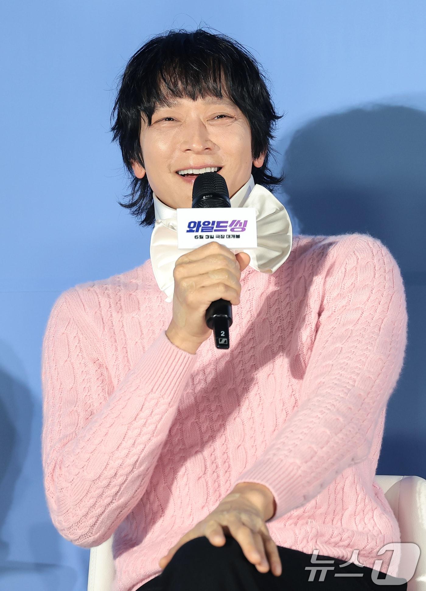 본문 이미지 - 배우 강동원이 7일 서울 광진구 롯데시네마 건대입구에서 열린 영화 '와일드 씽'(감독 손재곤) 제작보고회에서 취재진 질문에 답하고 있다. '와일드 씽'은 한때 가요계를 휩쓸었지만 예기치 못한 사건에 휘말려 하루아침에 해체된 3인조 혼성 댄스 그룹 트라이앵글이 20년 만에 찾아온 재기의 기회를 잡기 위해 무모한 도전을 벌이는 이야기다. 2026.5.7 ⓒ 뉴스1 권현진 기자