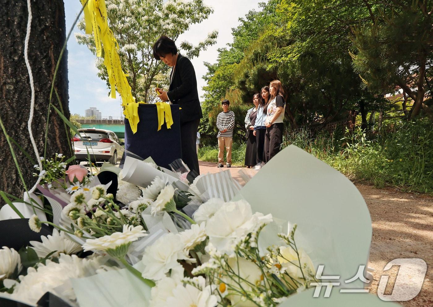 본문 이미지 - 7일 오전 광주 광산구 월계동 남부대 인근 인도에 흉기피습으로 사망한 10대 여학생을 추모하기 위한 시민들의 발걸음이 이어지고 있다. 2026.5.7 ⓒ 뉴스1 박지현 기자