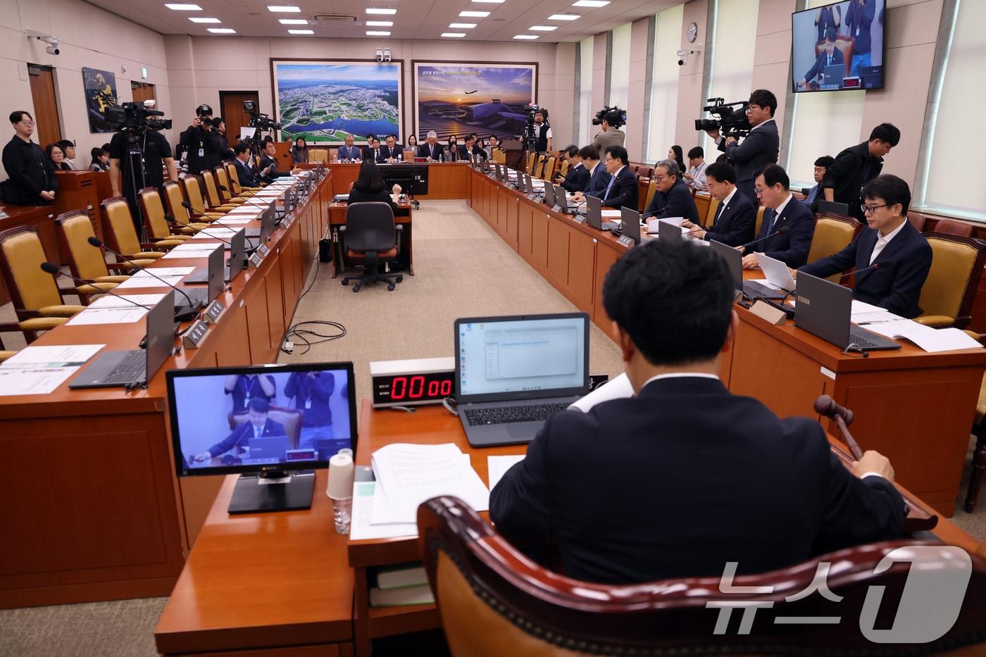 본문 이미지 - 복기왕 국토위원장이 7일 오전 서울 여의도 국회에서 열린 국토교통위원회 전체회의 '행정수도 특별법안 관련 공청회'에서 의사봉을 두드리고 있다. 2026.5.7 ⓒ 뉴스1 황기선 기자