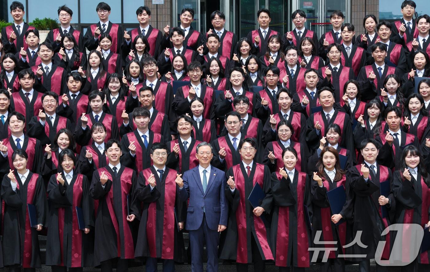 본문 이미지 - 7일 경기 과천시 정부과천청사 법무부에서 2026 신임검사 임관식을 마친 신임검사들과 정성호 법무부 장관이 기념 촬영을 하고 있다. 2026.5.7 ⓒ 뉴스1 안은나 기자
