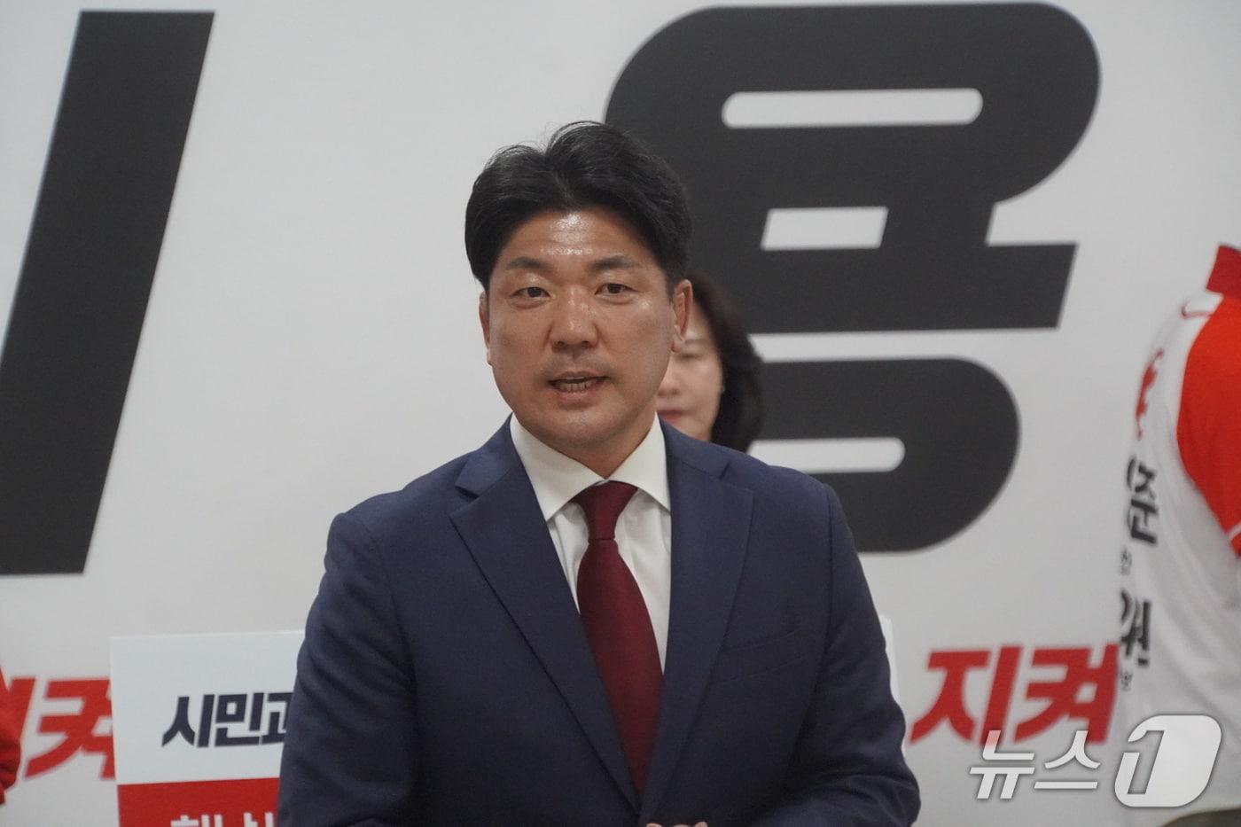 본문 이미지 - 이용 국민의힘 경기 하남갑 국회의원 보궐선거 예비후보가 6일 하남시 홈플러스 1층 선거사무소에서 출마 기자회견을 열고 있다.(이용 캠프 제공. 재판매 및 DB 금지)/뉴스1 