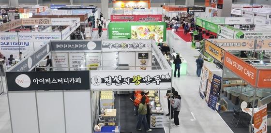 본문 이미지 - 서울 강서구 마곡 코엑스 전시장에서 지난달 열린 '제83회 프랜차이즈 창업박람회'. 2026.5.7 ⓒ 뉴스1 오대일 기자