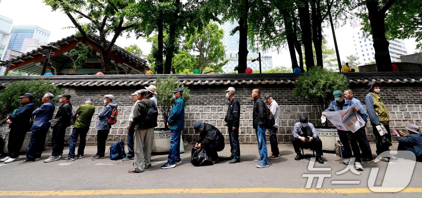 본문 이미지 - 사진은 서울 종로구 탑골공원 인근 무료급식소를 찾은 어르신들이 식사를 위해 줄을 서고 있다. 2026.5.7 ⓒ 뉴스1 이호윤 기자