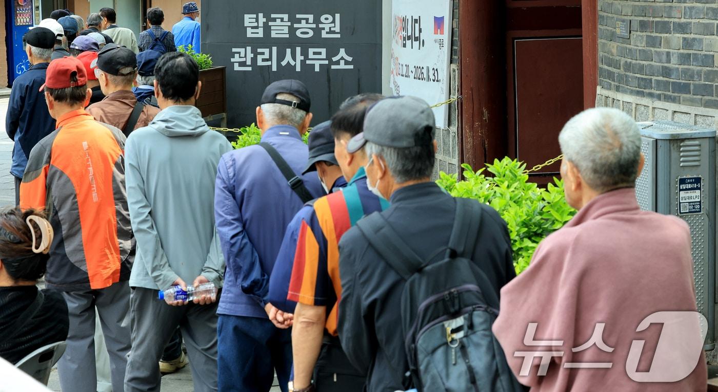본문 이미지 - 서울 종로구 탑골공원 인근 무료급식소를 찾은 어르신들이 식사를 위해 줄을 서고 있다.ⓒ 뉴스1 이호윤 기자