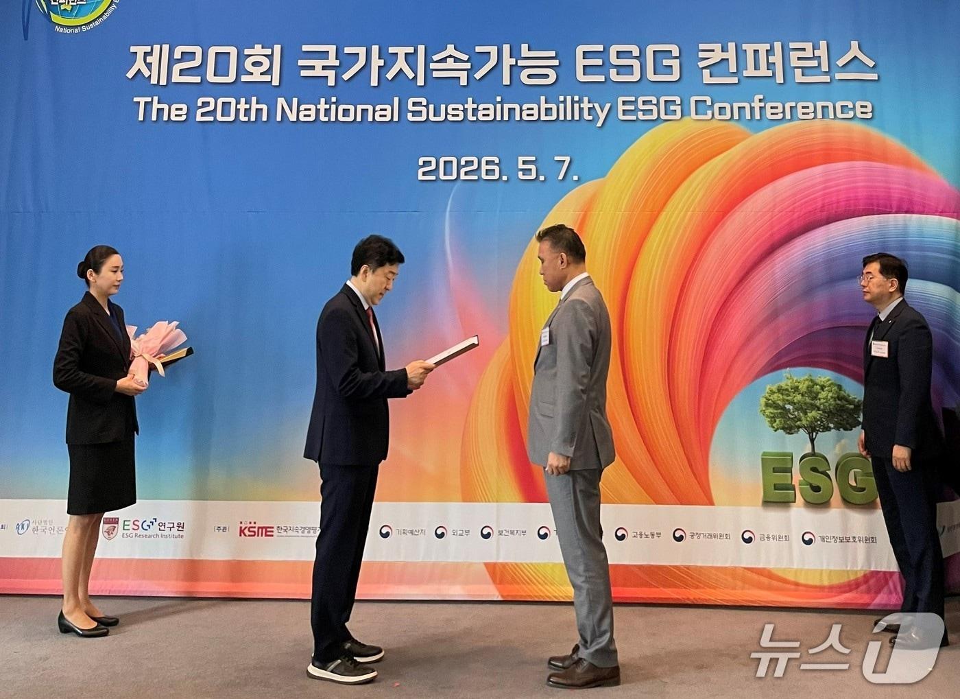 본문 이미지 - 한국수목원정원관리원이 동반성장위원회로부터 위원장상을 수상했다.(한국수목원정원관리원 제공.재판매 및 DB금지)/뉴스1
