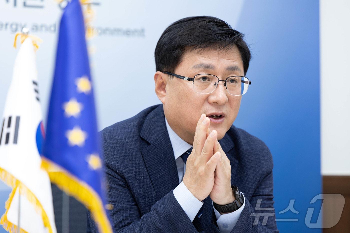 본문 이미지 - 김성환 기후에너지환경부 장관이 지난달 서울 서초구 한강홍수통제소에서 우고 아스투토 주한EU대표부 대사와 협력방안을 논의하고 있다. (기후에너지환경부 제공. 재판매 및 DB 금지)ⓒ 뉴스1