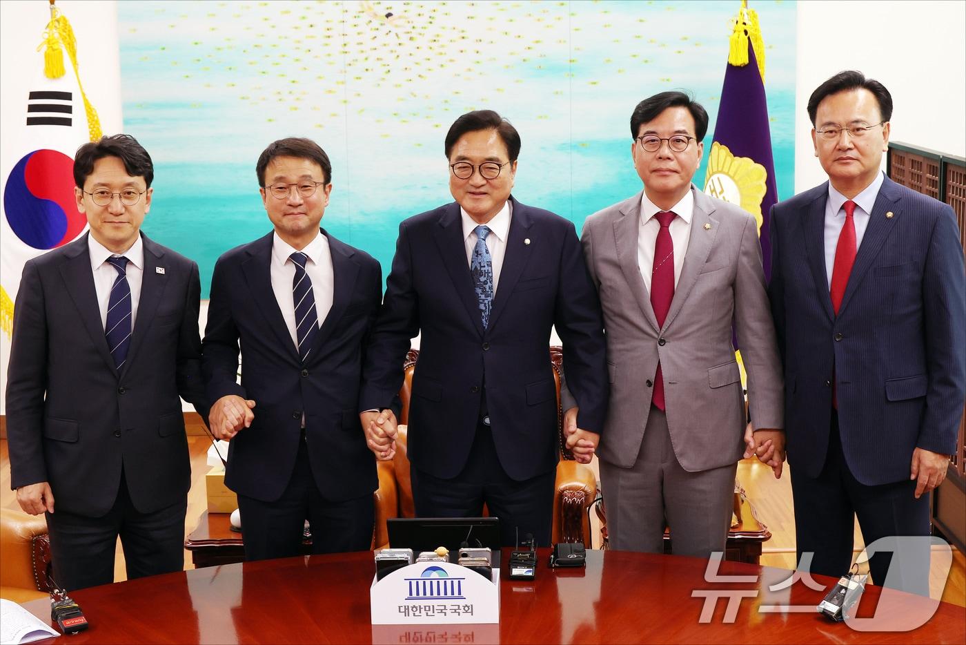 본문 이미지 - 천준호 더불어민주당 원내운영수석부대표(왼쪽부터), 한병도 원내대표, 우원식 국회의장, 송언석 국민의힘 원내대표, 유상범 원내운영수석부대표가 7일 서울 여의도 국회에서 열린 여야 원내대표 회동에서 기념촬영을 하고 있다. (공동취재) 2026.5.7 ⓒ 뉴스1 황기선 기자