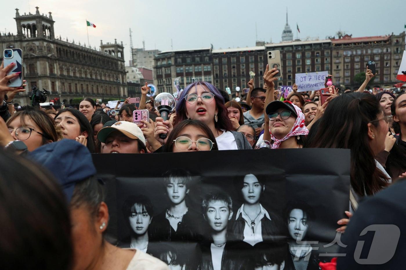 본문 이미지 - 멕시코 수도 멕시코시티 소칼로 광장을 가득 메운 방탄소년단(BTS) 팬들이 6일(현지 시각) 멕시코 대통령궁 발코니에 모습을 드러낸 멤버들을 향해 환호하고 있다. 2026.5.7 ⓒ 로이터=뉴스1