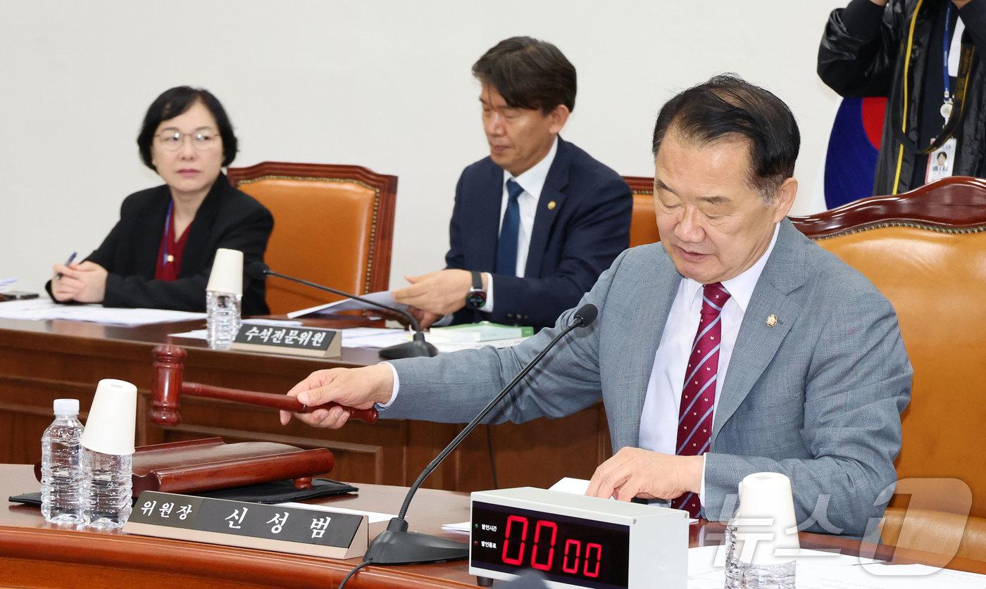 본문 이미지 - 신성범 국회 정보위원회 위원장이 7일 서울 여의도 국회에서 열린 정보위원회 전체회의에서 의사봉을 두드리고 있다.(공동취재) 2026.5.7 ⓒ 뉴스1 국회사진기자단