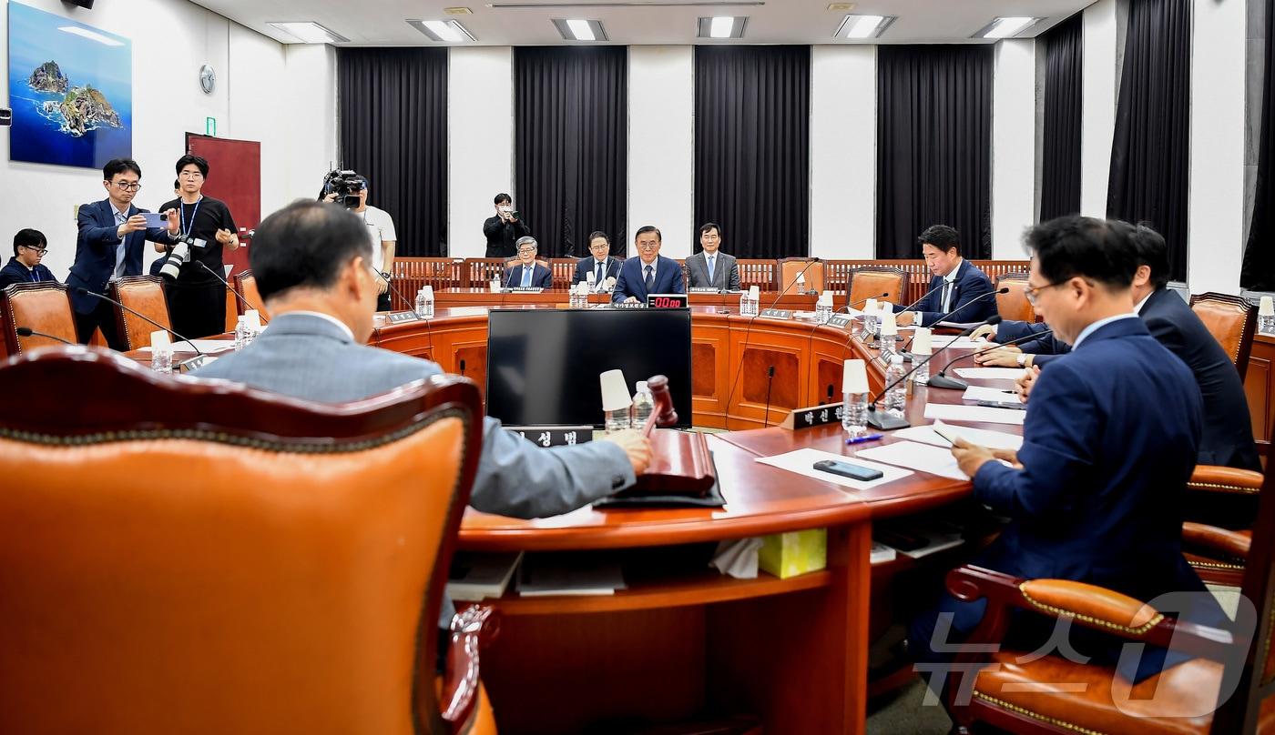 본문 이미지 - 신성범 국회 정보위원회 위원장이 7일 서울 여의도 국회에서 열린 정보위원회 전체회의에서 의사봉을 두드리고 있다. (공동취재) 2026.5.7 ⓒ 뉴스1 국회사진기자단