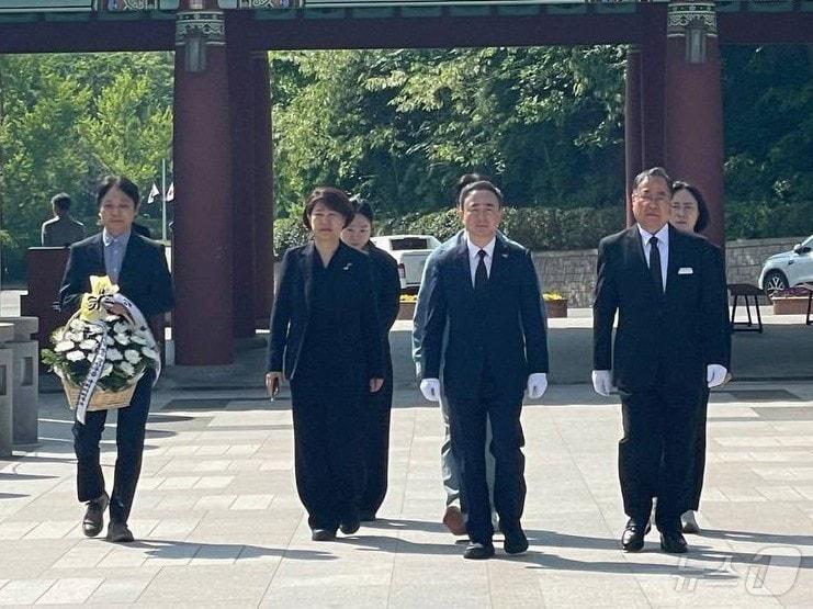 본문 이미지 - 임문영 국가AI전략위 부위원장이 더불어민주당 광주 광산을 재보선 후보 전략공천이 확정받고 7일 광주 북구 운정동 국립5·18민주묘지를 참배하고 있다.(임문영 SNS. 재배포 및 DB 금지)
