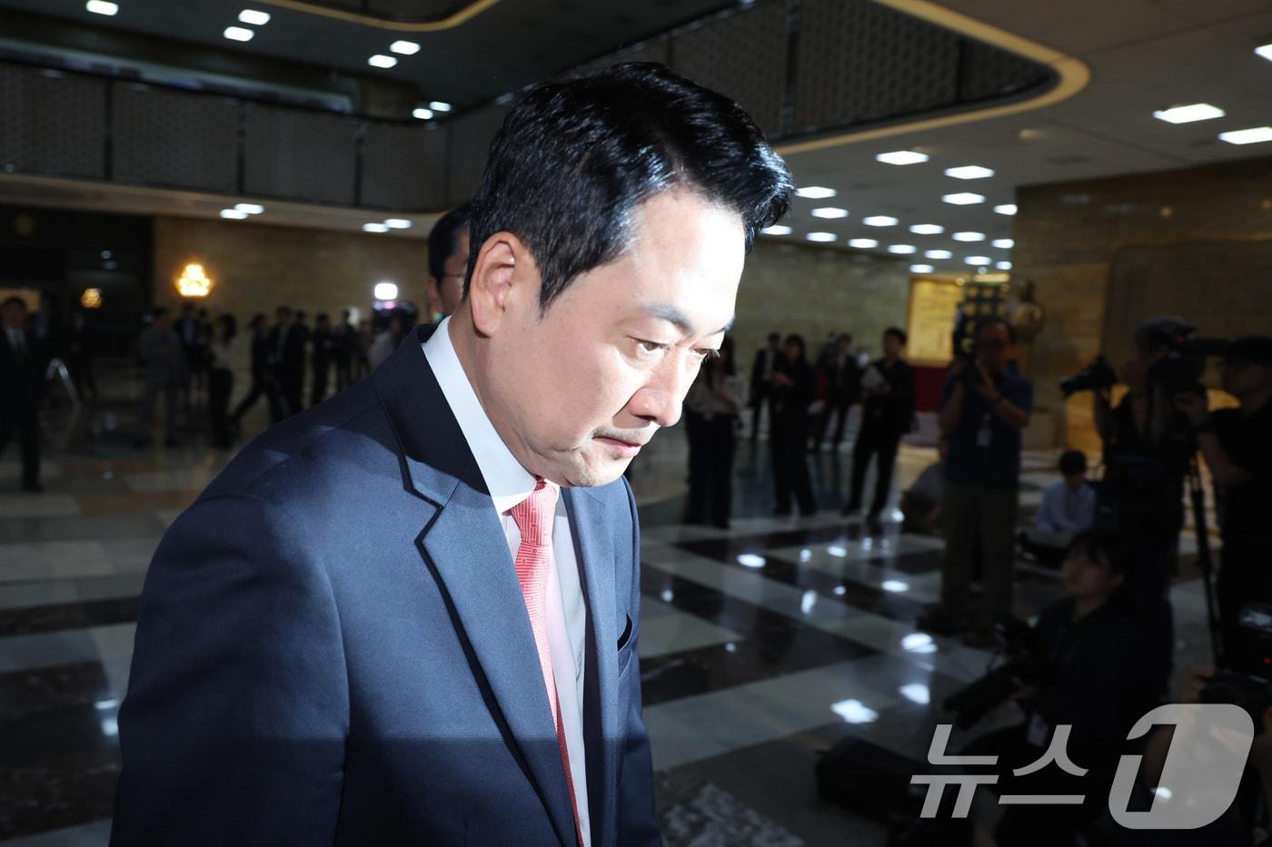 본문 이미지 - 장동혁 국민의힘 대표가 7일 서울 여의도 국회에서 열린 의원총회에 참석하고 있다. 2026.5.7 ⓒ 뉴스1 신웅수 기자