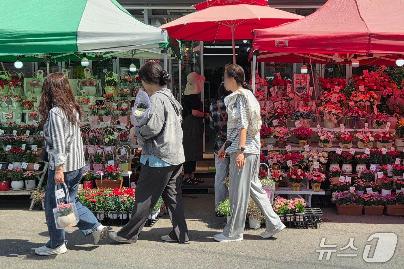 본문 이미지 - 어버이 날을 하루 앞둔 7일 대구 북구 칠성시장 꽃시장의 한 가게 앞에 카네이션이 즐비하다.2026.5.7 ⓒ 뉴스1 이성덕 기자