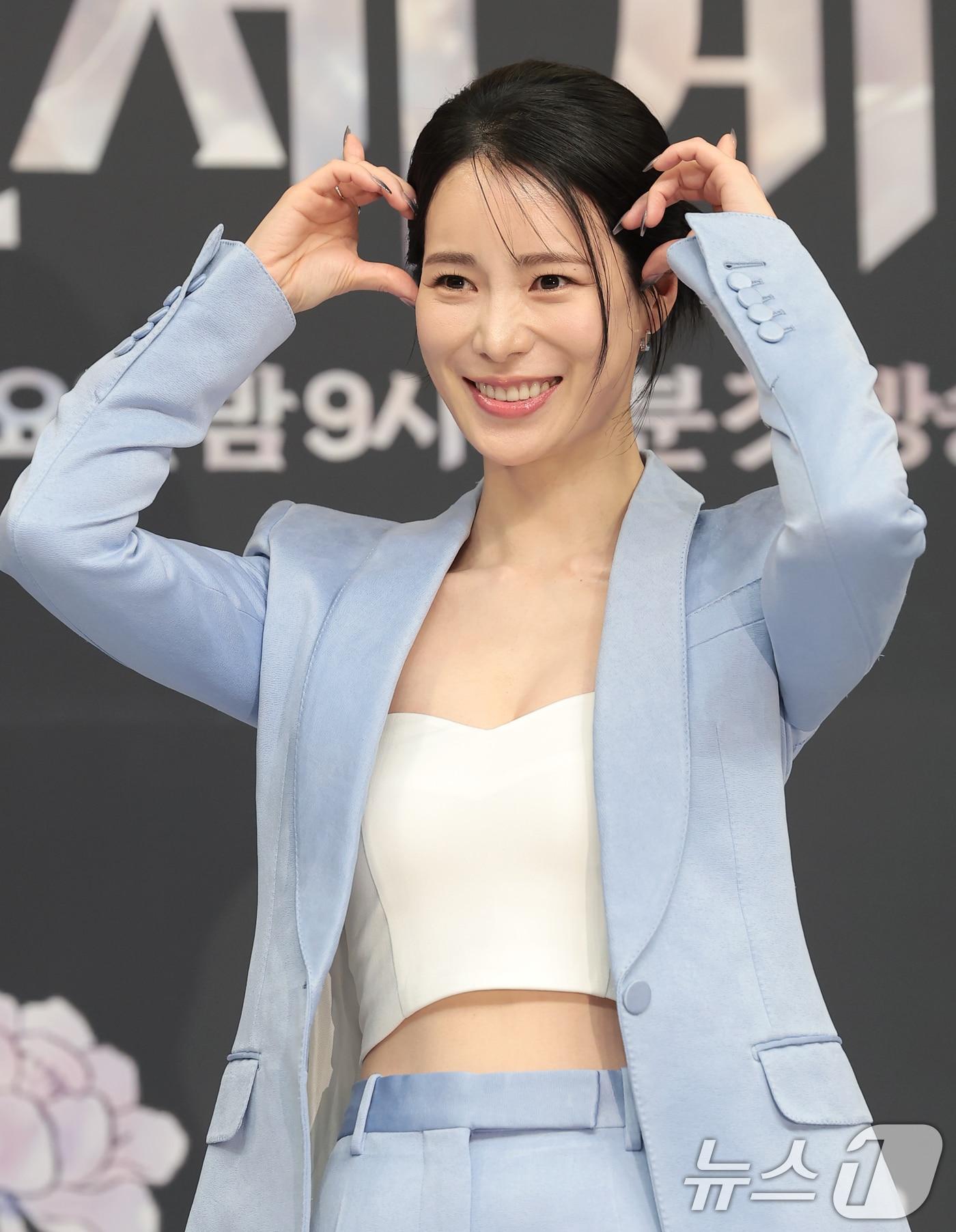 본문 이미지 - 배우 임지연이 7일 서울 양천구 목동SBS에서 열린 SBS 새 금토드라마 '멋진 신세계'(극본 강현주/ 연출 한태섭) 제작발표회에 참석해 포즈를 취하고 있다. '멋진 신세계'는 희대의 조선 악녀 영혼이 씌어 '악질'로 변한 무명배우 신서리(임지연 분)와 자본주의가 낳은 괴물이라 불리는 악질재벌 차세계(허남준 분)의 일촉즉발 전쟁 같은 로맨스 코미디 드라마다. 2026.5.7 ⓒ 뉴스1 권현진 기자