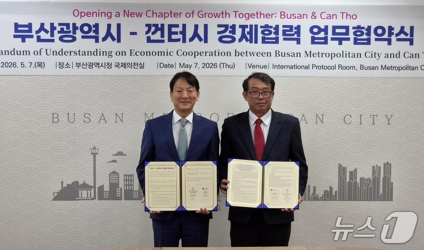 본문 이미지 - 성희엽 부산시 미래혁신부시장(왼쪽)과 응우옌 반 코이 인민위원회 부위원장이 업무협약을 마치고 기념 촬영을 하고 있다.(2026.5.7/뉴스1 ⓒ News1 임순택 기자)