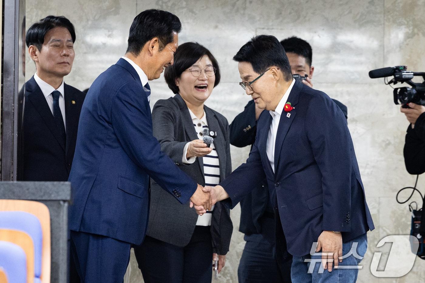 본문 이미지 - 정청래 더불어민주당 대표가 지난 5월 7일 서울 여의도 국회에서 열린 의원총회에 참석하며 국회의장 후보인 박지원 의원과 인사하고 있다. 2026.5.7 ⓒ 뉴스1 유승관 기자