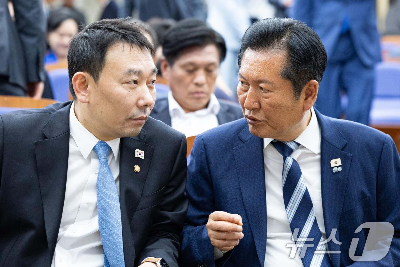 본문 이미지 - 정청래 더불어민주당 대표가 7일 서울 여의도 국회에서 열린 의원총회에서 김용민 법제사법위원회 간사와 대화하고 있다. 2026.5.7 ⓒ 뉴스1 유승관 기자