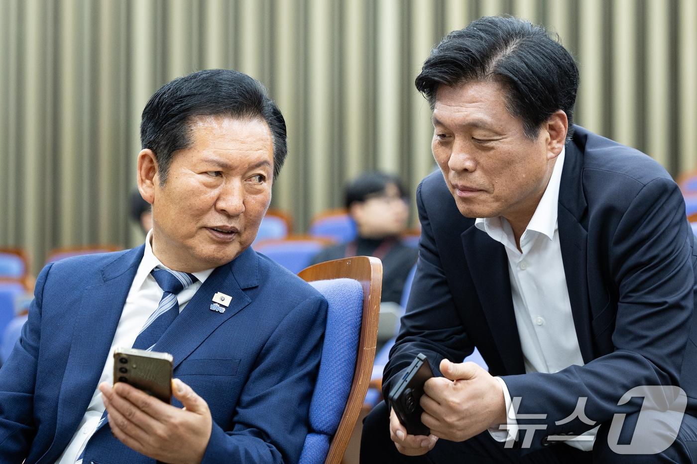 본문 이미지 - 정청래 전 더불어민주당 대표가 지난 5월 7일 서울 여의도 국회에서 열린 의원총회에서 조승래 전 사무총장과 대화하고 있다. 2026.5.7 ⓒ 뉴스1 유승관 기자