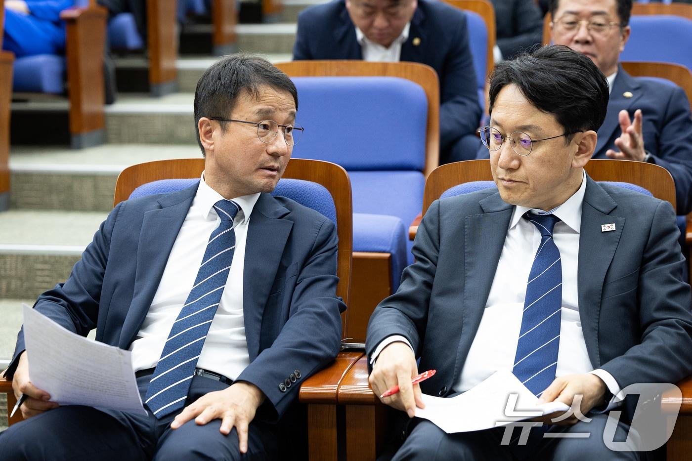 본문 이미지 - 한병도 더불어민주당 원내대표와 천준호 원내운영수석부대표가 7일 서울 여의도 국회에서 열린 의원총회에서 대화하고 있다. 2026.5.7 ⓒ 뉴스1 유승관 기자