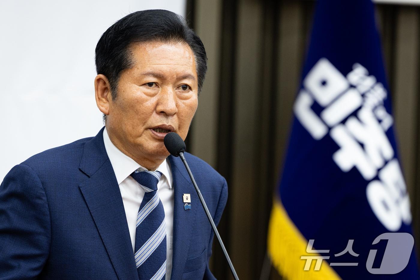 본문 이미지 - 정청래 더불어민주당 대표가 7일 서울 여의도 국회에서 열린 의원총회에서 모두 발언을 하고 있다. 2026.5.7 ⓒ 뉴스1 유승관 기자
