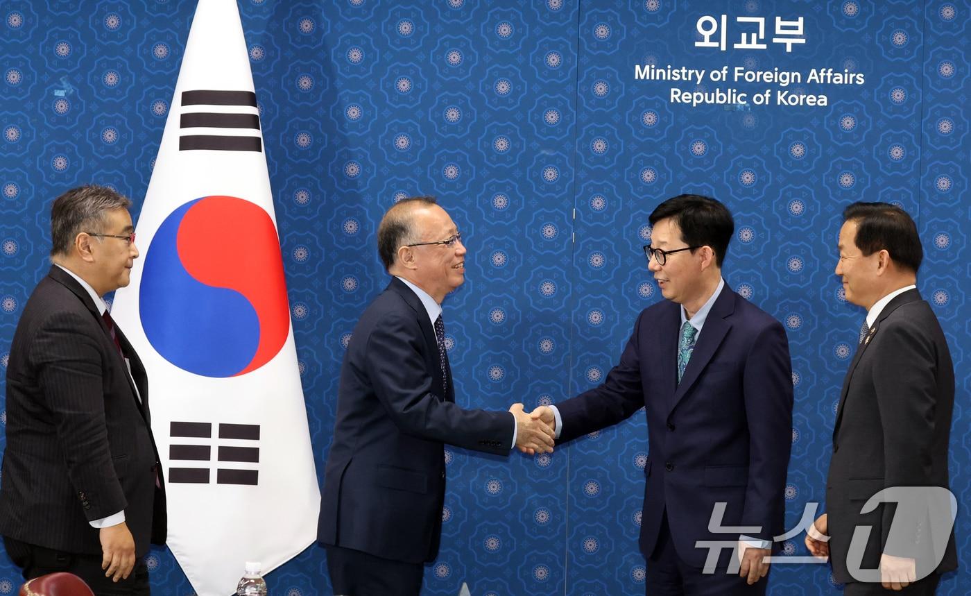 본문 이미지 - 박윤주 외교부 1차관(오른쪽 두번째)과 후나코시 다케히로 일본 외무사무차관(왼쪽 두번째)이 7일 오후 서울 종로구 정부서울청사 별관 외교부에서 열린 제14차 한일 안보정책협의회에서 악수를 하고 있다. 2026.5.7 ⓒ 뉴스1 김명섭 기자