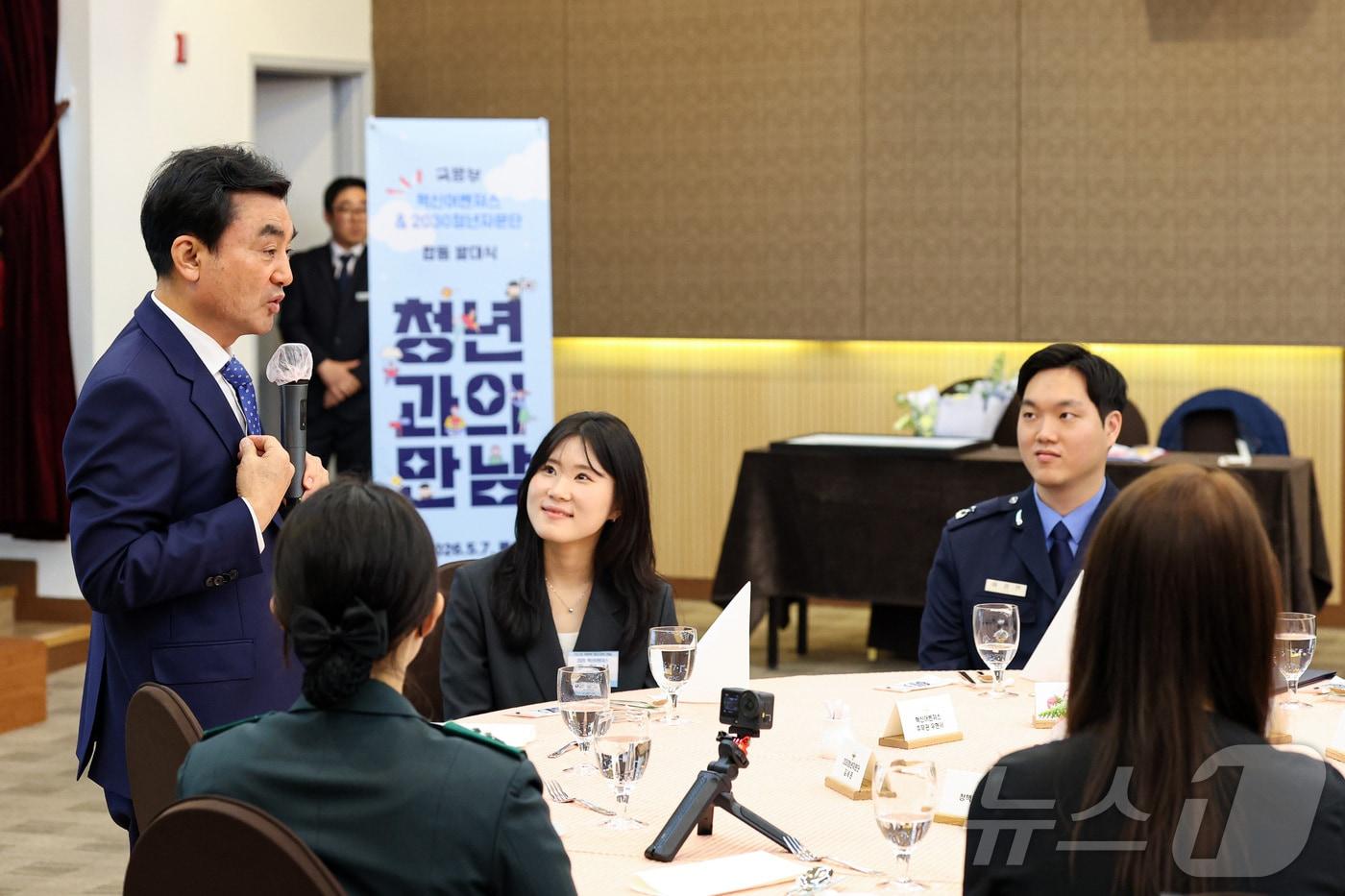 본문 이미지 - 안규백 국방부 장관이 7일 서울 용산구 국방컨벤션에서 열린 제7기 국방부 혁신어벤져스 및 제3기 2030 청년자문단 합동 발대식참석자들을 대상으로 특별강연을 하고 있다. (국방부 제공. 재판매 및 DB 금지) 2026.5.7 ⓒ 뉴스1