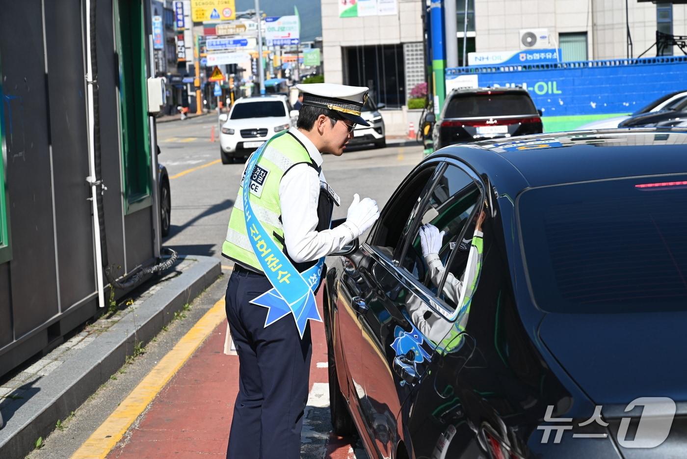 본문 이미지 - '보행안전 약속의 날' 캠페인.(강원경찰청 제공. 재판매 및 DB금지)/뉴스1