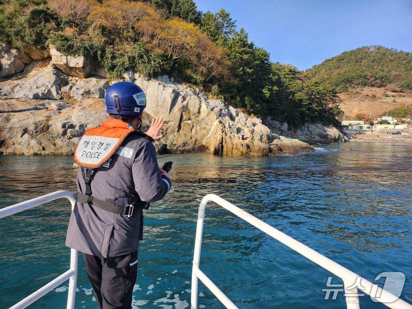 본문 이미지 - 갯바위 인근 해상을 수색하고 있는 해경.(통영해경 제공. 재판매 및 DB금지)